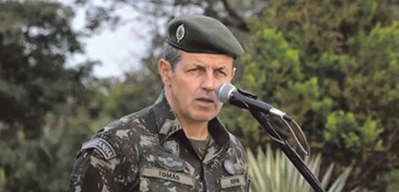 Atual comandante aponta interferência política do governo Bolsonaro no Exército