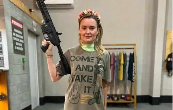 Deputada do PL nega que foto segurando arma seja recado para Lula