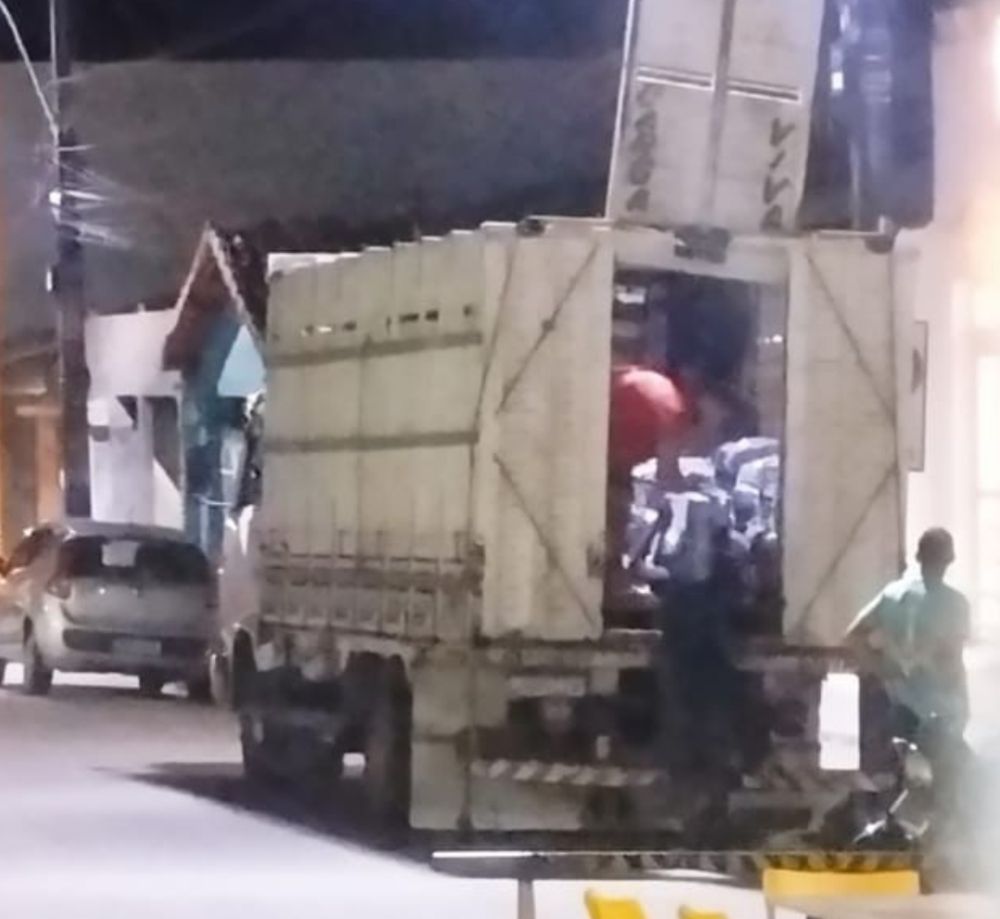 Maiquinique: prefeitura é flagrada transportando alimentos em caminhão boiadeiro