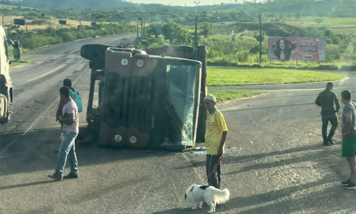 Caminhão do Exercito Brasileiro Tomba no Perímetro Urbano de Itapetinga