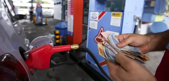 Gasolina recua 0,54% e registra menor valor em quatro semanas