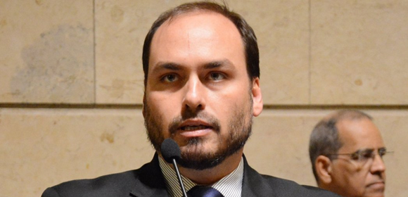 Carlos Bolsonaro critica “nova direita” em redes sociais: “Papel higiênico da esquerda”