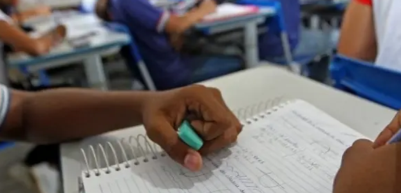 Jerônimo anuncia distribuição de 2 mil licenças-prêmio aos professores da rede estadual