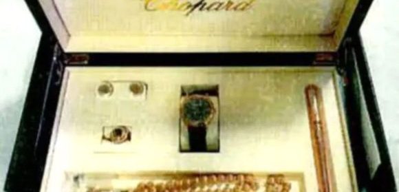 Bolsonaro devolve joias e armas presenteadas pelo governo saudita