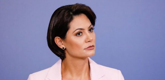 Funcionária do Planalto revela que Michelle Bolsonaro recebeu segundo conjunto de joias pessoalmente