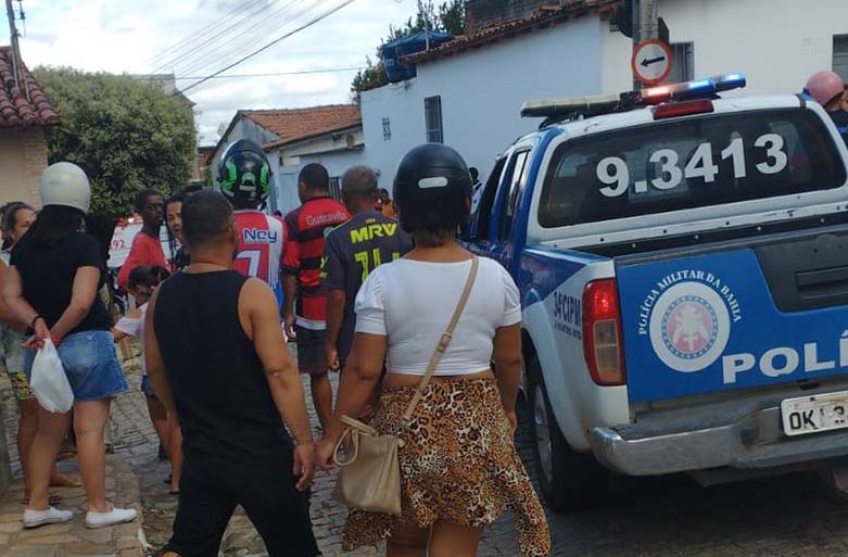 Brumado: Duas pessoas morreram e três ficaram feridas após serem baleadas dentro de bar