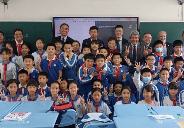 Na china, Jerônimo visita Centro de Inovação e Transformação Industrial da Huawei