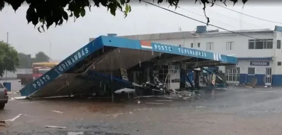 Teto de posto desaba durante chuva forte no interior da Bahia