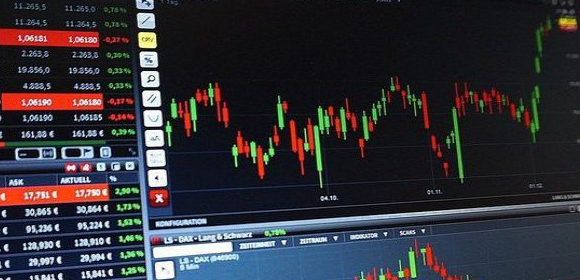 Bolsa sobe após governo anunciar medidas para estimular crédito; dólar fecha em baixa