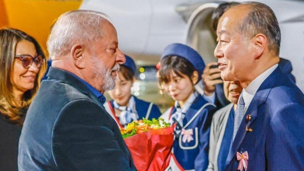 Lula desembarca em Hiroshima, no Japão, para participar de reunião do G7