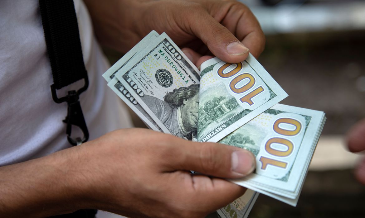 Bolsa sobe e dólar cai, em dia agitado com IPCA e ata do Fed