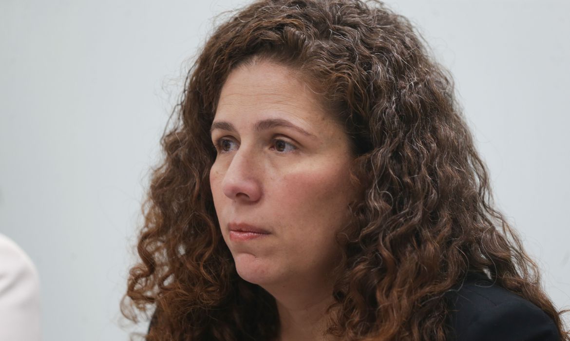 Brasil em Pauta discute destinação social para imóveis ociosos;  Demanda é do presidente Lula, diz ministra da Gestão