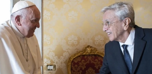 Cantor Caetano Veloso entrega carta ao Papa relatando violência