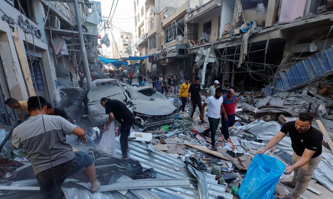 Ataque de Israel a ambulâncias deixa mortos e feridos em Gaza