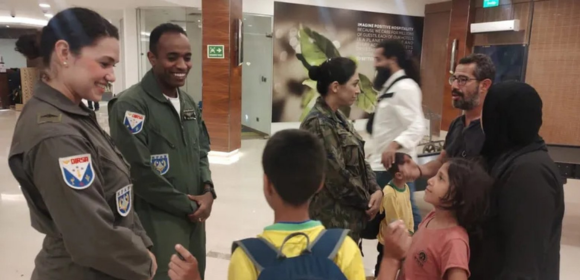 Avião com grupo de brasileiros que deixou Gaza decola rumo ao Brasil