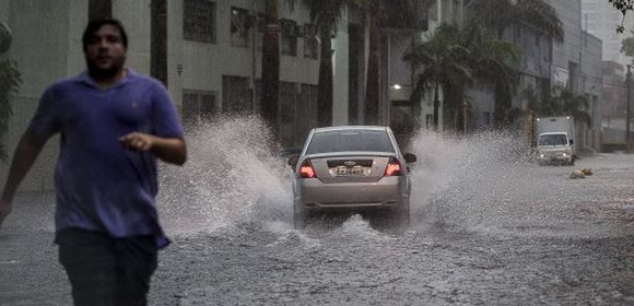 Ventania de 100 km/h em São Paulo causa mortes e desabamentos