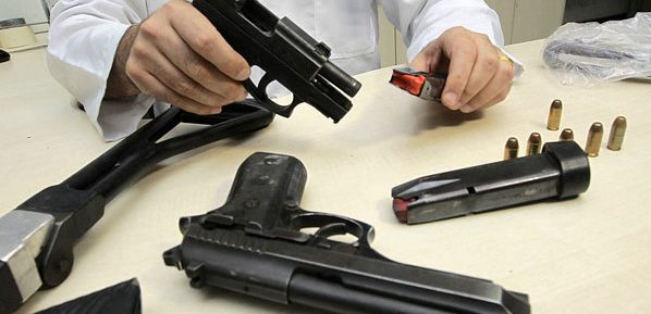 Comissão aprova PL que proíbe compra de armas por acusados de violência contra mulher