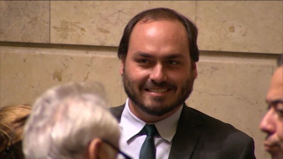 Alvo da PF, Carlos Bolsonaro está em Angra dos Reis com Jair Bolsonaro (PL)