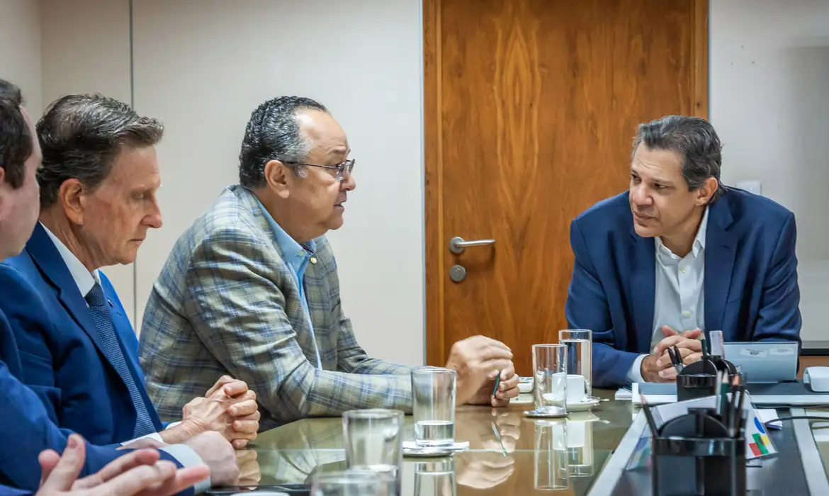 Governo cria grupo para discutir retomada de isenção a religiosos;  Haddad reuniu-se com bancada evangélica nesta sexta