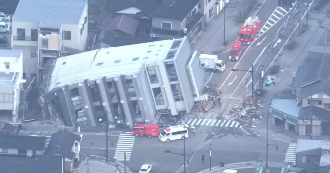 Mulher de 90 anos é resgatada após cinco dias sob escombros no Japão