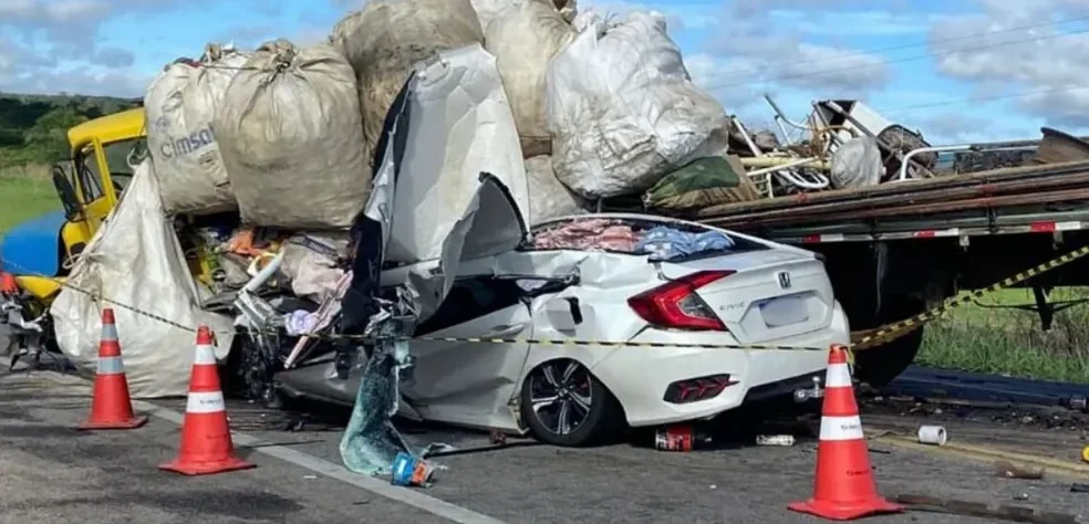 Três pessoas da mesma família morrem em acidente entre caminhão e carro entre as cidades de Poções e Planalto