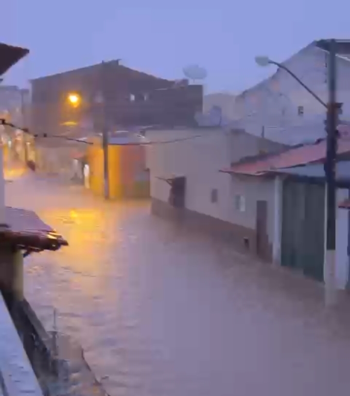 Chuva torrencial alaga ruas e avenidas em Itororó
