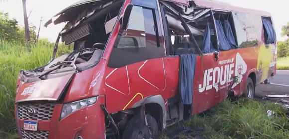 Acidente com micro-ônibus que transportava pacientes de Jequié deixa cinco feridos na Bahia