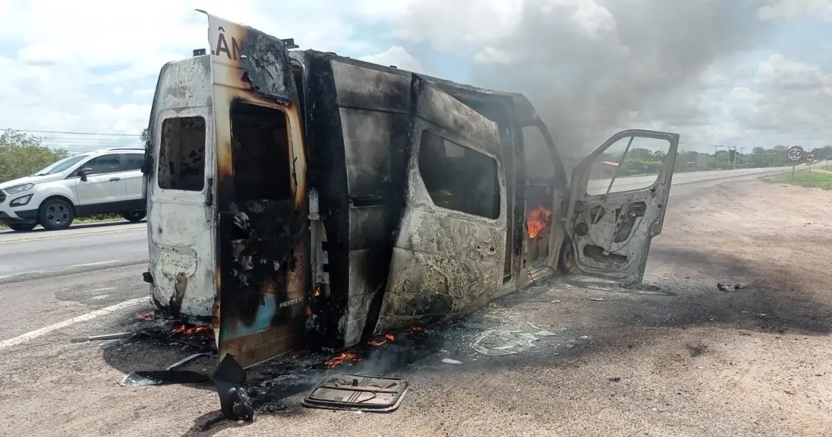 No interior da Bahia Incêndio destrói ambulância do SAMU