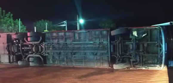 Ônibus tomba e 23 pessoas ficam feridas na Bahia