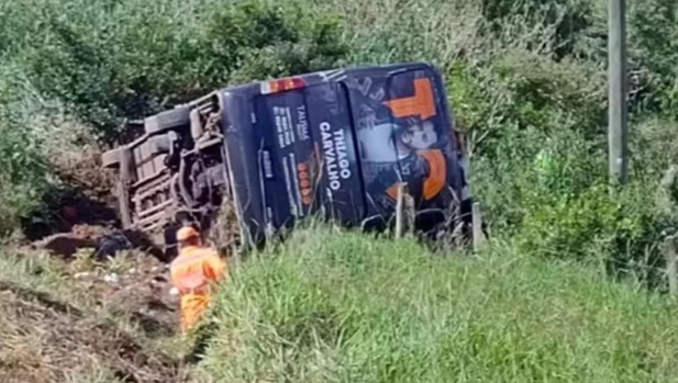 Ônibus de cantor sertanejo capota e seis pessoas ficam feridas