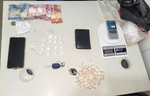 PETO Intercepta Carro do Tráfico Na Avenida Flamengo e Conduz Dupla Ao Complexo Policial de Itapetinga