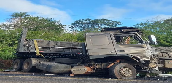 Motorista de ônibus morre após batida com caminhão em rodovia do sudoeste da Bahia
