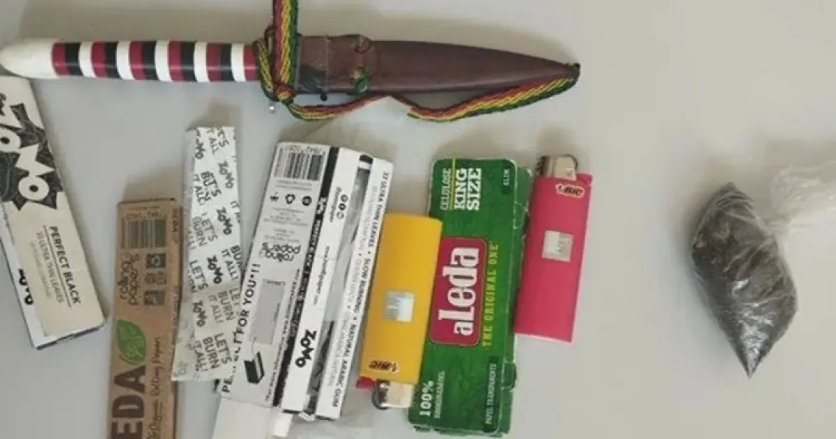 Menino é apreendido com punhal e drogas dentro de colégio municipal