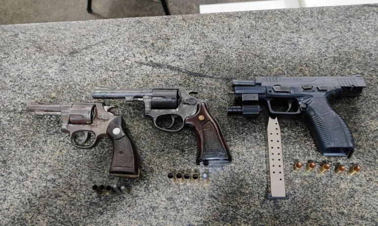 Armas e munições foram apreendidas em operação que resultou em três suspeitos mortos na BA-046
