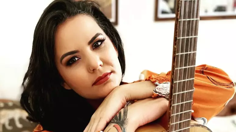 Cantora sertaneja morre após capotar o carro em rodovia