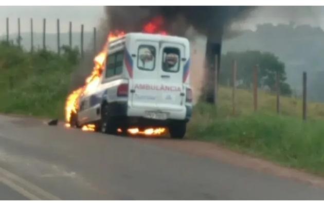 Ambulância do município de Laje pega fogo na BA-540