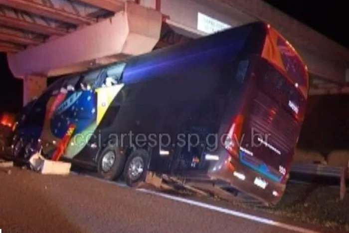 Acidente com ônibus em rodovia deixa 10 mortos