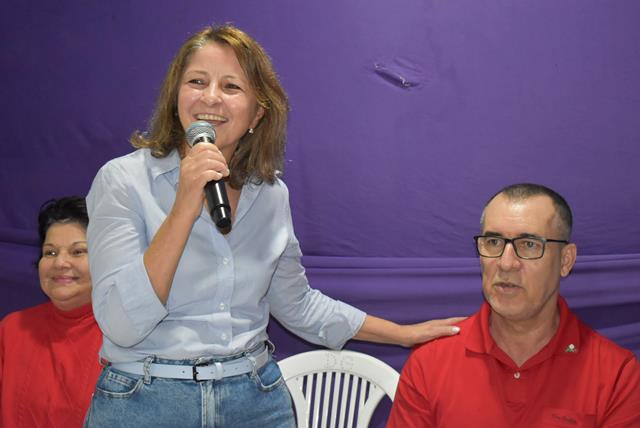 Cida Moura e João de Deus Conquistam Moradores em Animado Bate-Papo na Beira Rio