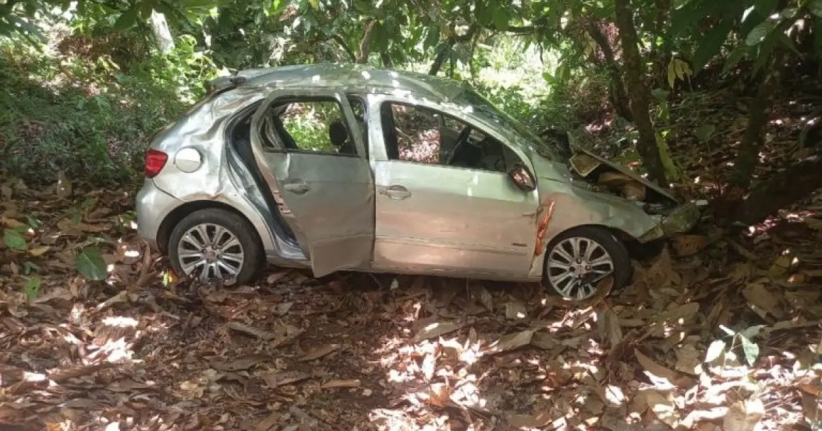 Mulher morre após capotamento no Sudoeste baiano; filho de 19 anos fica ferido