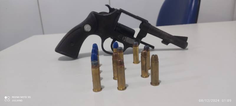 Policiais da 8ª CIPM Apreendem Revólver com Homem na Avenida Júlio José Rodrigues em Itapetinga
