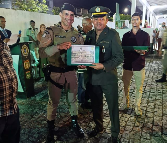 Comandante da 8ªCIPM é homenageado na formatura do Tiro de Guerra de Itapetinga/BA