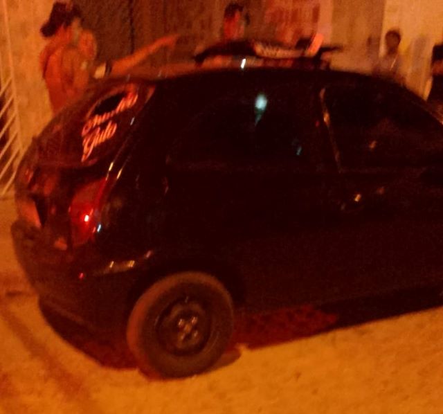 Itapetinga: Carro Desgovernado Colide com Residência no Residencial 12 de Dezembro