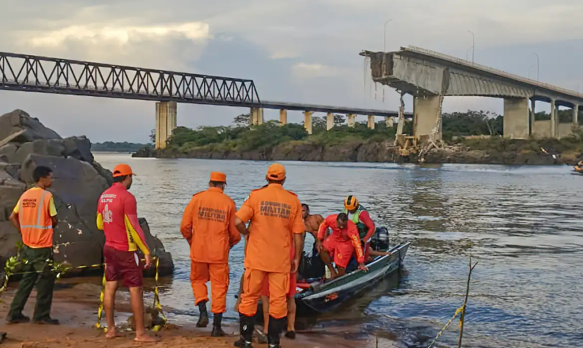 Ponte que liga Tocantins e Maranhão desaba sobre rio. Veja vídeo
