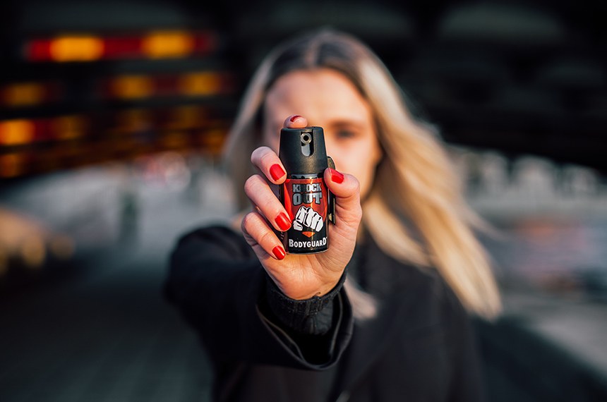 Deputados aprovam projetos que autorizam o porte de spray de pimenta e armas de choque para mulheres no Distrito Federal