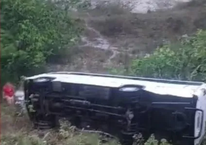 Micro-ônibus capota e cai em ribanceira na BR-110, em Catu