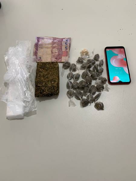 Operação Força Total em Itapetinga: Guarnição da 8ª CIPM Apreende Entorpecentes e Conduz Homem à Delegacia