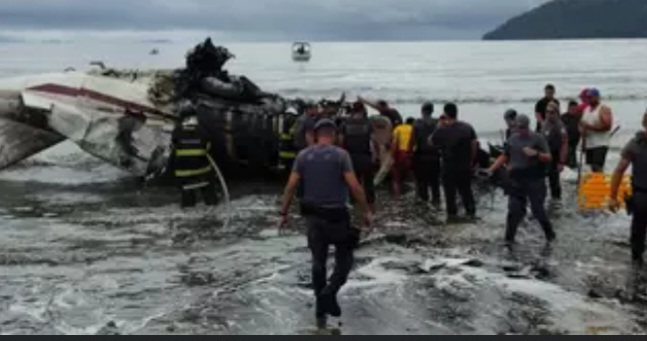 Avião de pequeno porte explode e cai no mar em Ubatuba; 1 morreu
