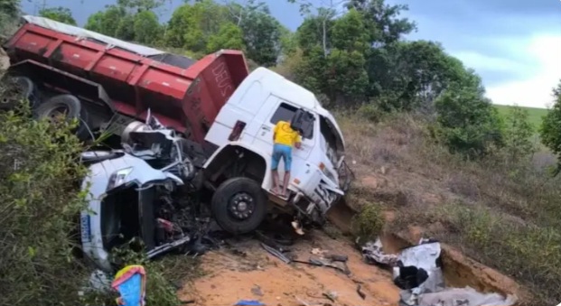 Quatro pessoas da mesma família morrem após batida entre caminhão e dois carros na BA-099