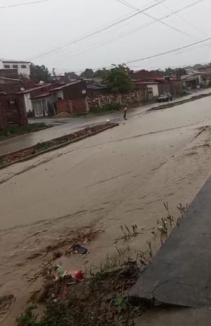 Chuva forte em Itapetinga causa transtorno para moradores