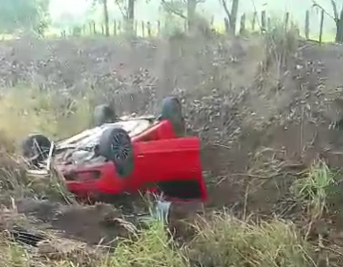 Veículo com vários ocupantes Capota na Rodovia Itapetinga-Itambé